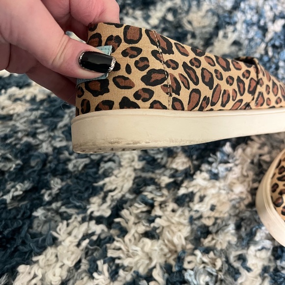 Toms Leopard Print Slip-On Women's Shoes - Picture 4 of 6